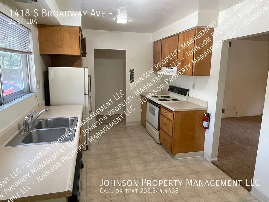Charming 2-Bedroom East Boise Triplex with Central A/C & Off-Street Parking. — Photo 2