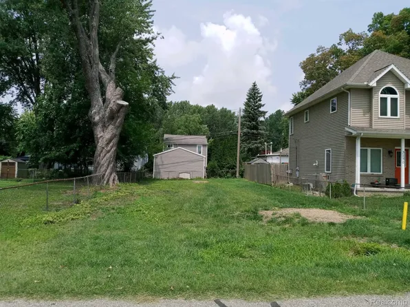 3132 Kenrick St, Keego Harbor, MI 48320