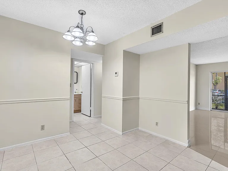 470 NW 20th St — Photo 26