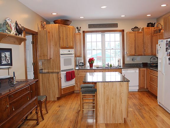 Custom Kitchen w/Granite