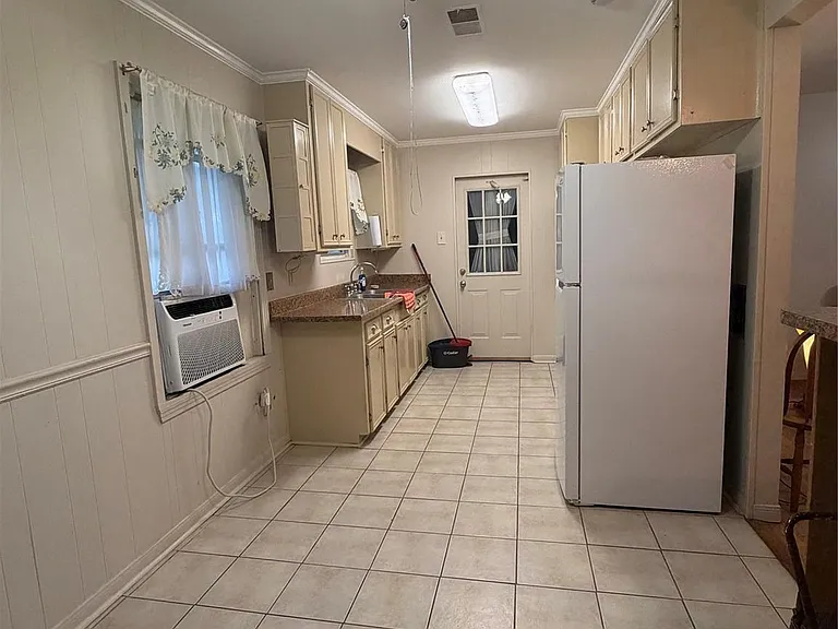 8602 Glenlea St — Photo 3