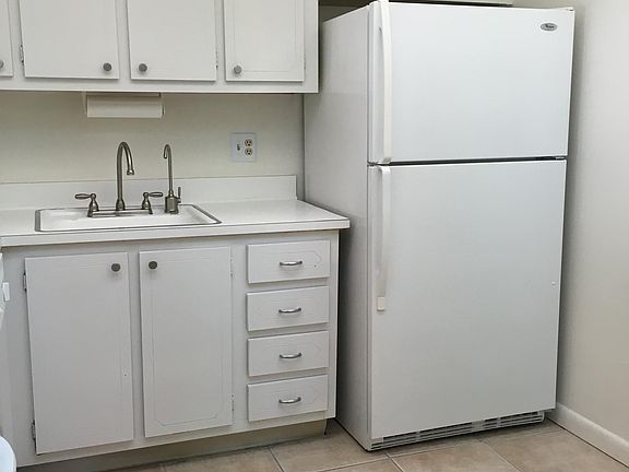 4th image of 470 Executive Center Dr APT 1L
