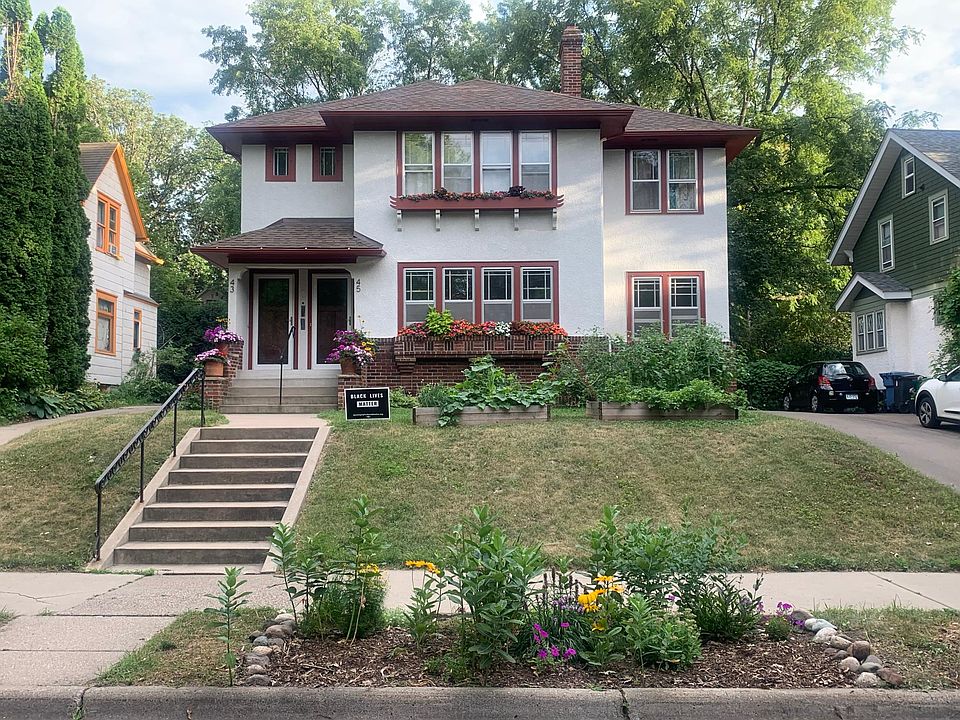 45 Melbourne is the lower unit of this gorgeous, fully renovated duplex, which has been owned occupied for the past 4 years.