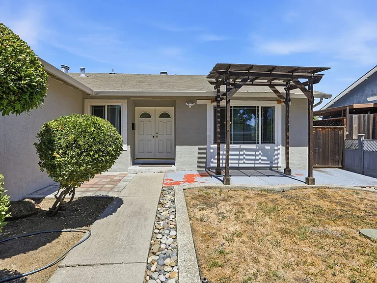 663 Albion Dr — Photo 6