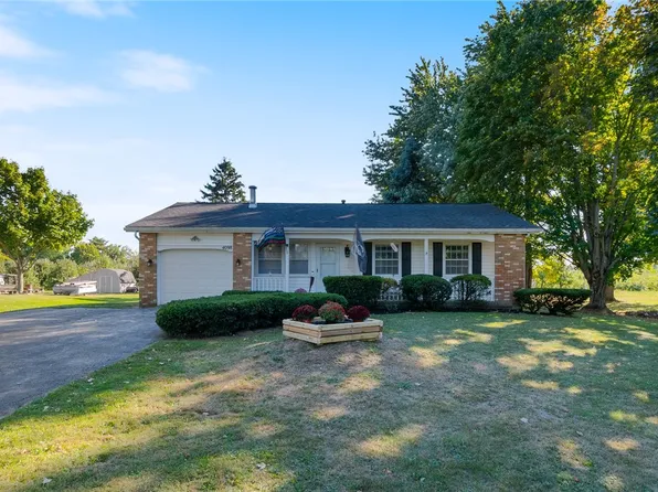 4098 Cuyler Dr, Williamson, NY 14589