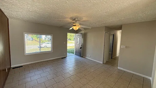 4 bed, 2.0 bath, 1200 sqft, $1,600 — Photo 3