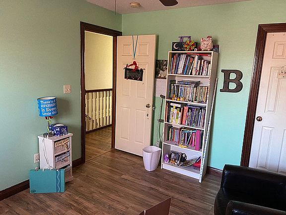 One bedroom,walk in closet. 