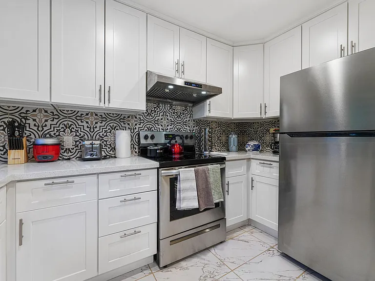 888 Golden Saratoga-Cupertino Apartment Homes — Photo 12