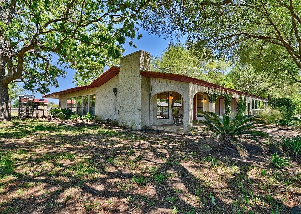 1st image of 200 Oaks Ct