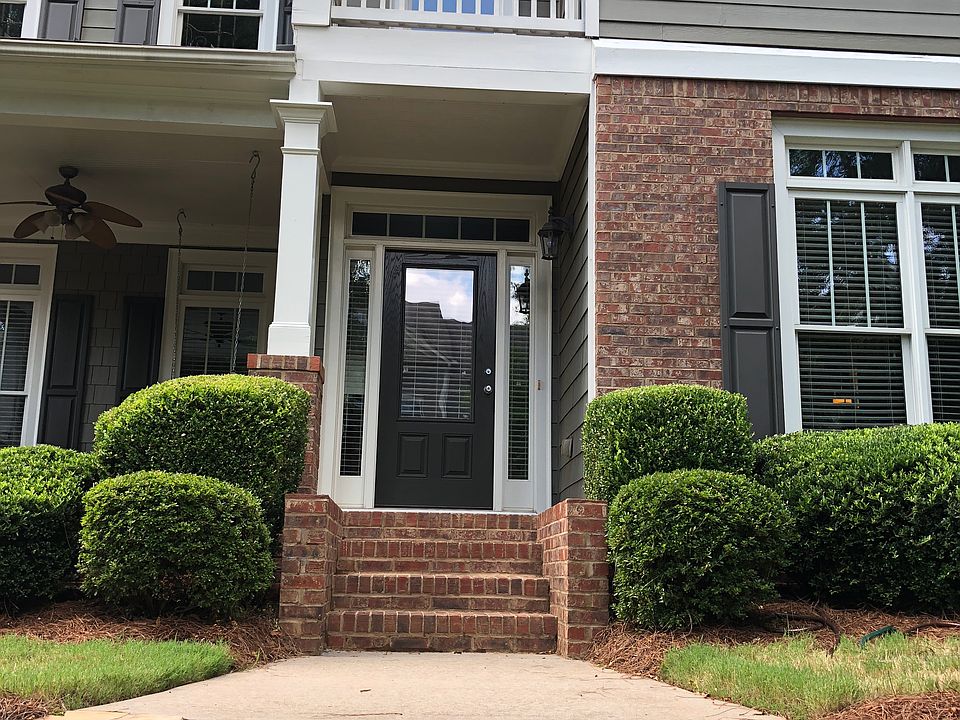 Great Curb Appeal!