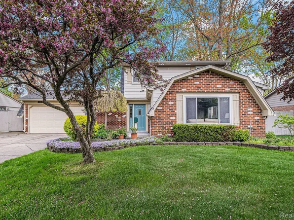 4036 Cypress Dr, Troy, MI 48085