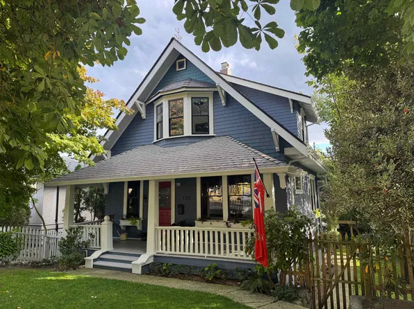 121 E 27th St, North Vancouver, BC V7N 1B3