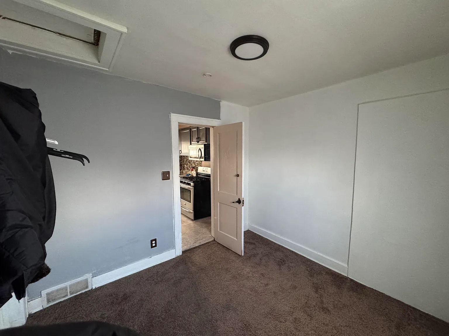 3 bed, 1.0 bath, 920 sqft, $1,400 — Photo 3