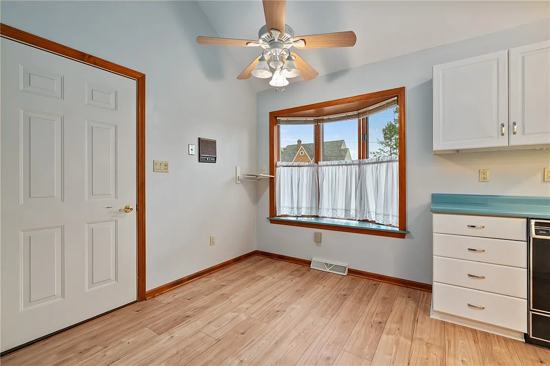 4 bed, 3.5 bath, 1294 sqft, $2,650 — Photo 3