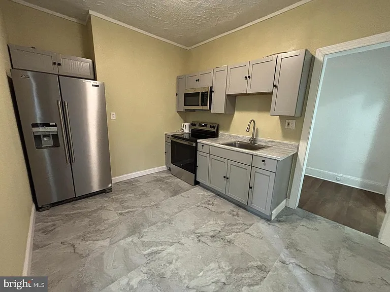 130 E 4th St #2 — Photo 2