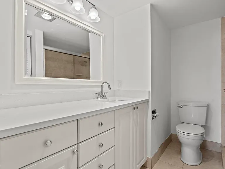 2044 Hythe Pl #C — Photo 12