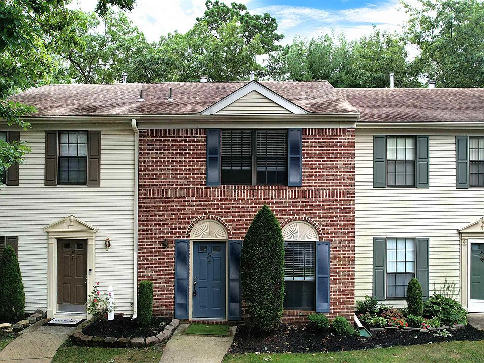1st image of 31 Greenwich Dr #31