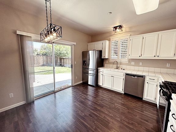 5th image of 253 Creektrail Ct