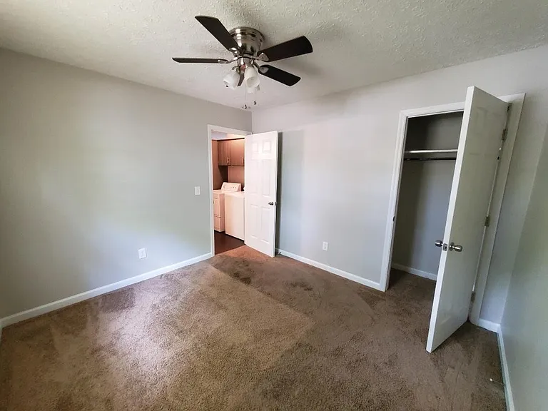 1421 Florence Ave — Photo 9