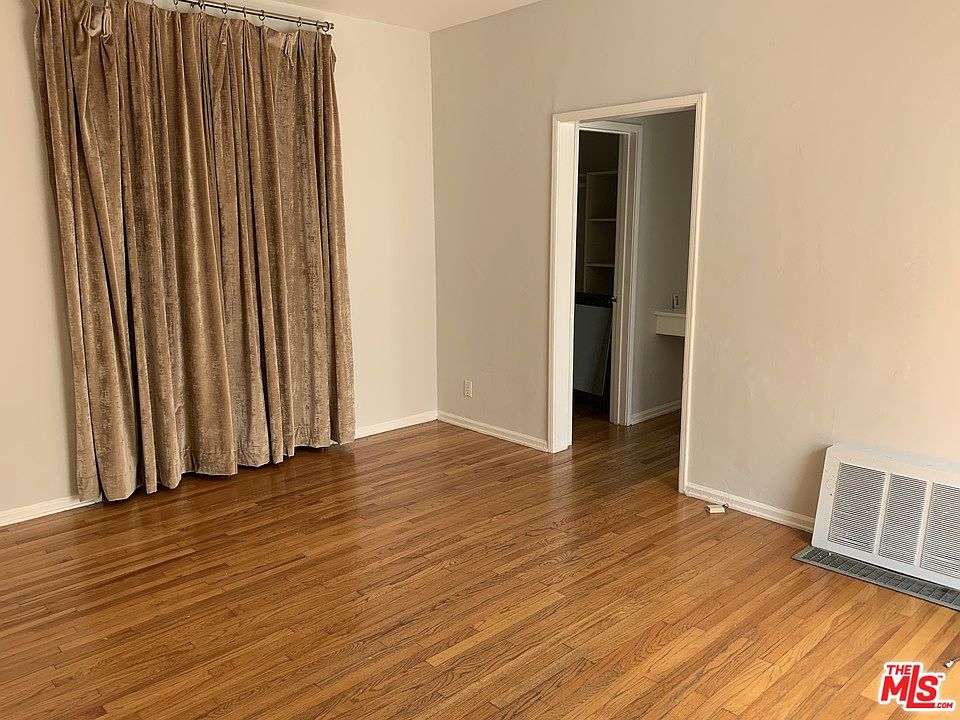 1st image of 961 N Doheny Dr #1/4