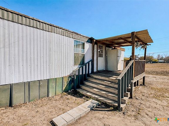 3rd image of 822 E Fannin St