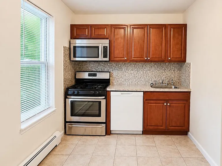 166 Highland Ave #2R — Photo 1