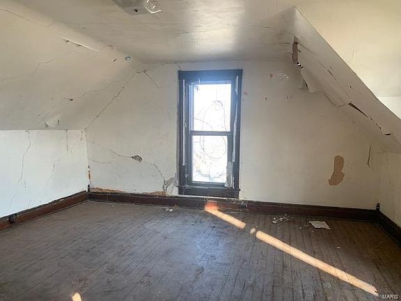 3rd image of 215 E 2nd St