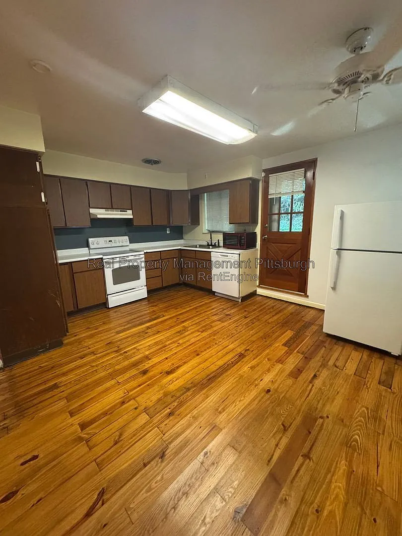 3 bed, 1.0 bath, 1400 sqft, $1,295 — Photo 2