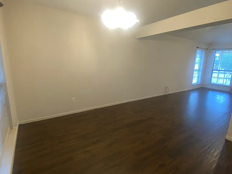 1703 Tanglewood Dr — Photo 2