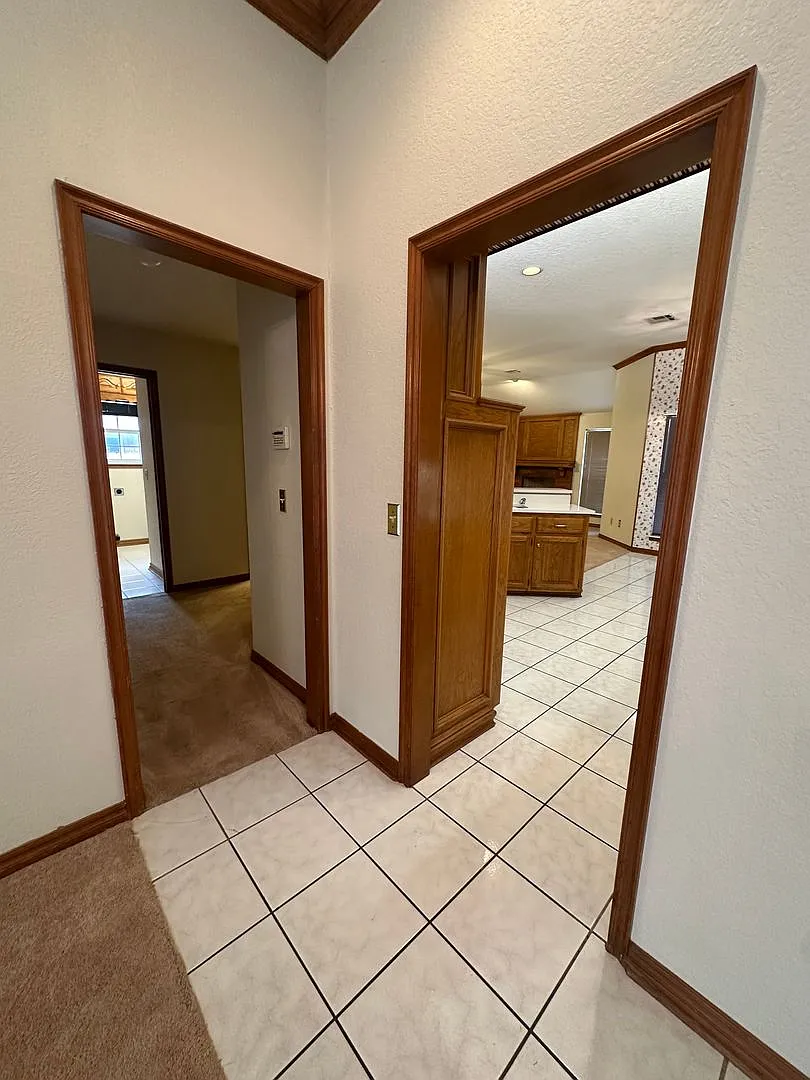 4 Bed, 2.5 Bath Brick home with 2 car garage — Photo 4