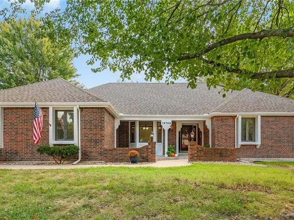 14744 S Village Dr, Olathe, KS 66062