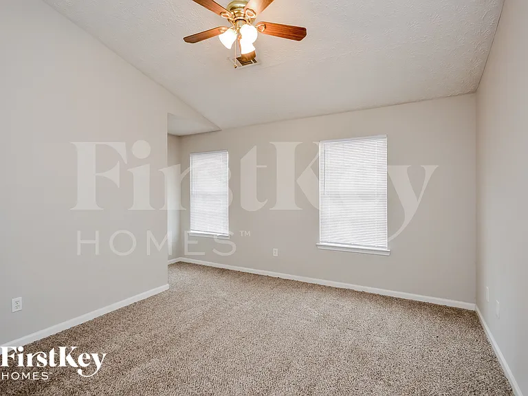 345 Lakeside Cir — Photo 9