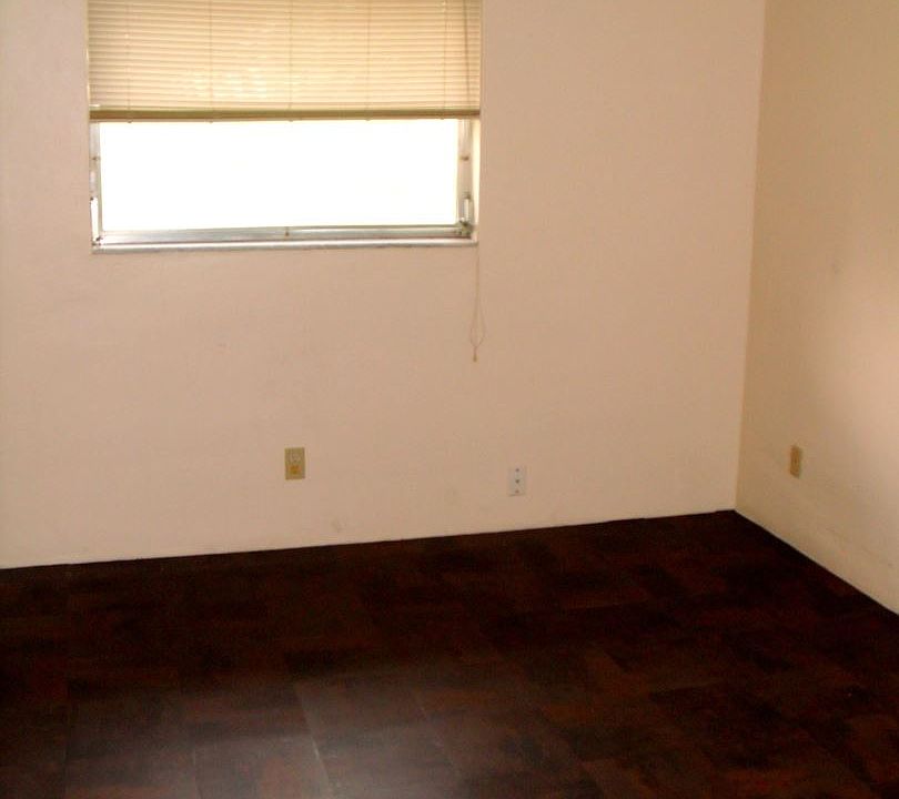 2nd image of 413 Burbank Ave #413