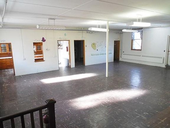 5th image of 895 Hill St