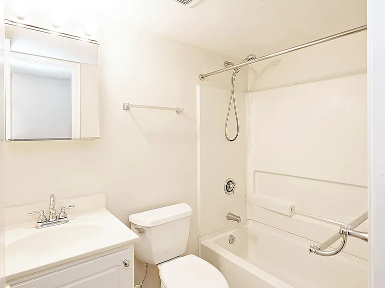 1264 Villa Ln #D — Photo 8