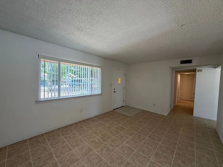 1143 De Vargas Ct SE — Photo 5