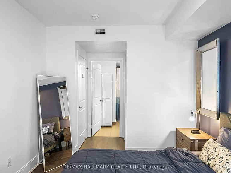 560 Front St W #1105 — Photo 23