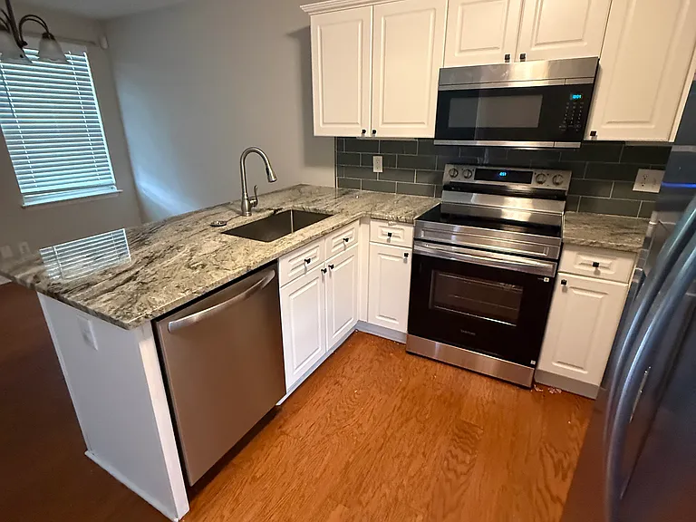 5772 Amalie Dr — Photo 10