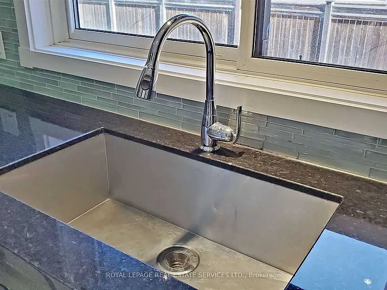 4 McMaster Ave — Photo 18