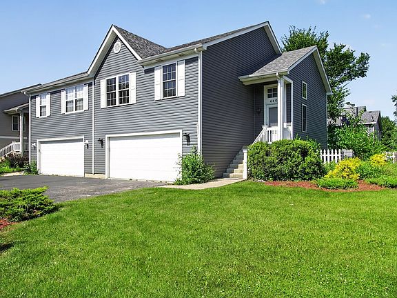 3rd image of 440 Newport Cir