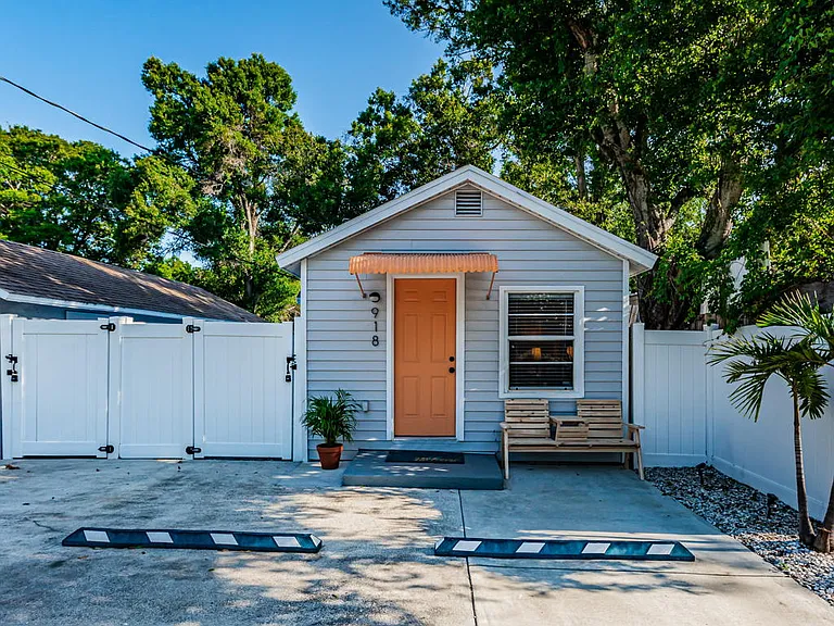 918 Hawkins St — Photo 7