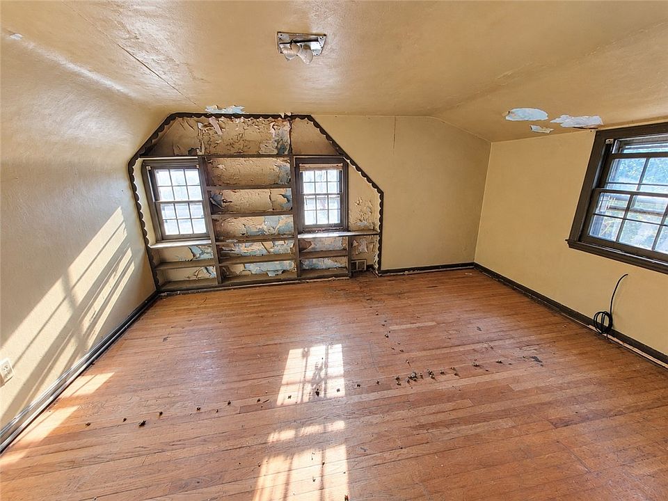 16th image of 308 W Hudson Ave