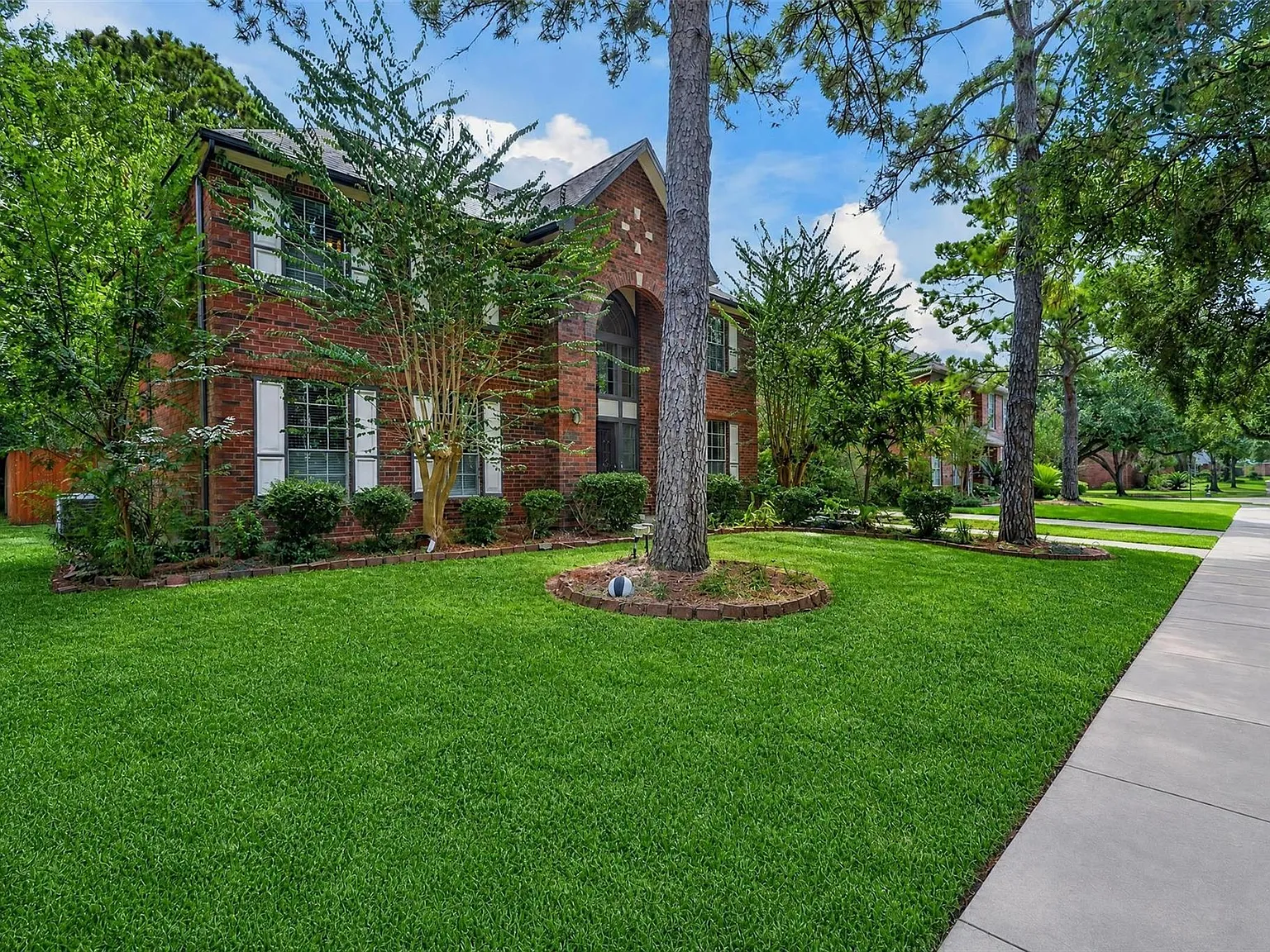4 bed, 2.5 bath, 2854 sqft, $2,600 — Photo 4