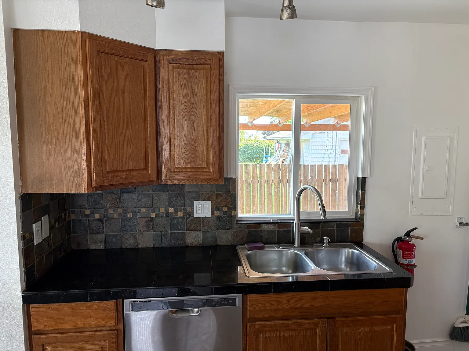 3 bed, 1.5 bath, 2350 sqft, $2,000 — Photo 4