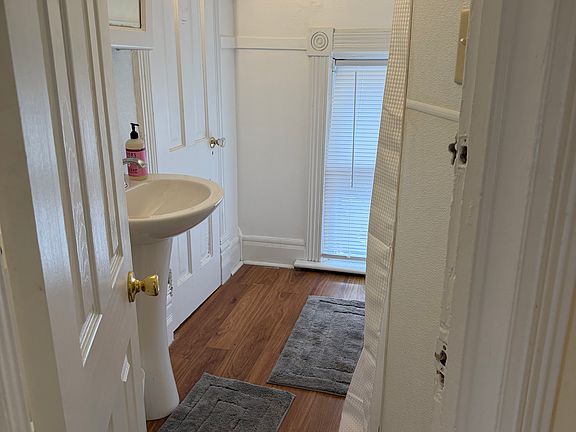 full bathroom with tub/shower
