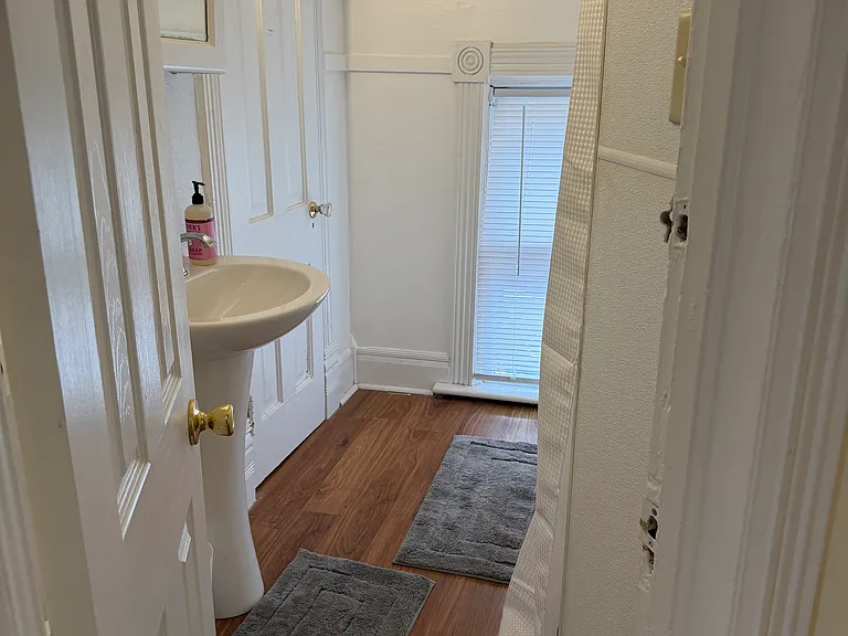 full bathroom with tub/shower