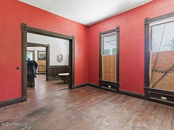 5th image of 530 Buschman St