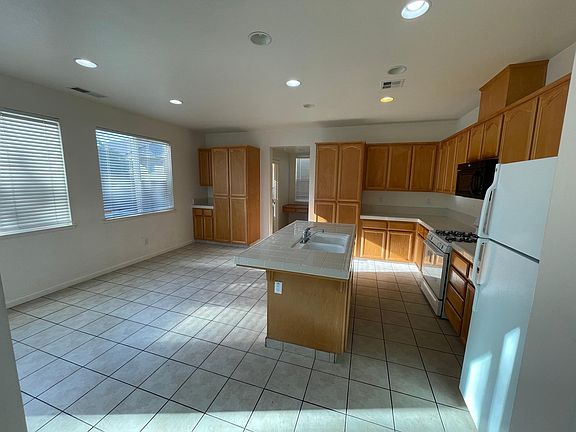 5th image of 4617 Hutchinson Ln