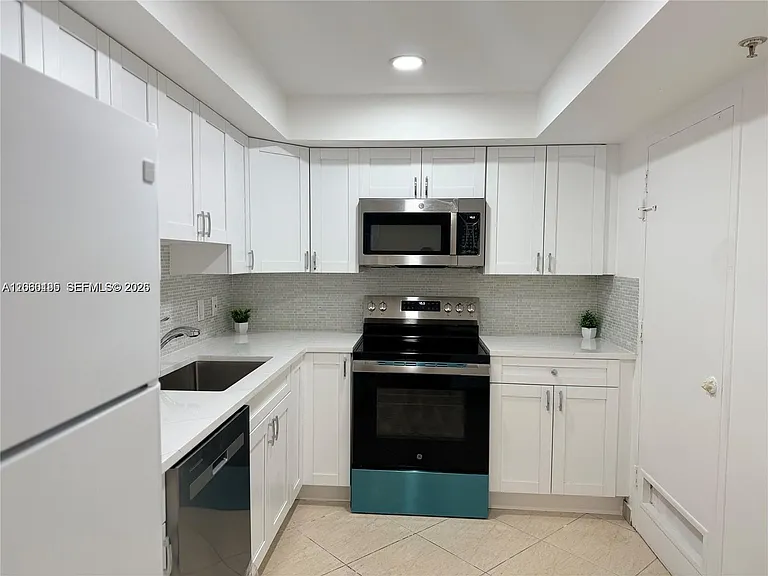 400 Kings Point Dr #320 — Photo 16