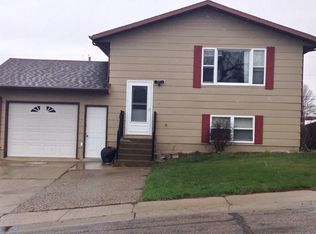 677 1st Ave SE, Dickinson, ND 58601